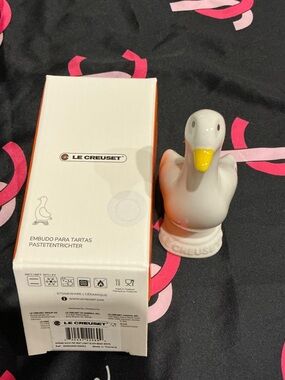 Le Creuset duck Pie vent ceramic new in box limited edition